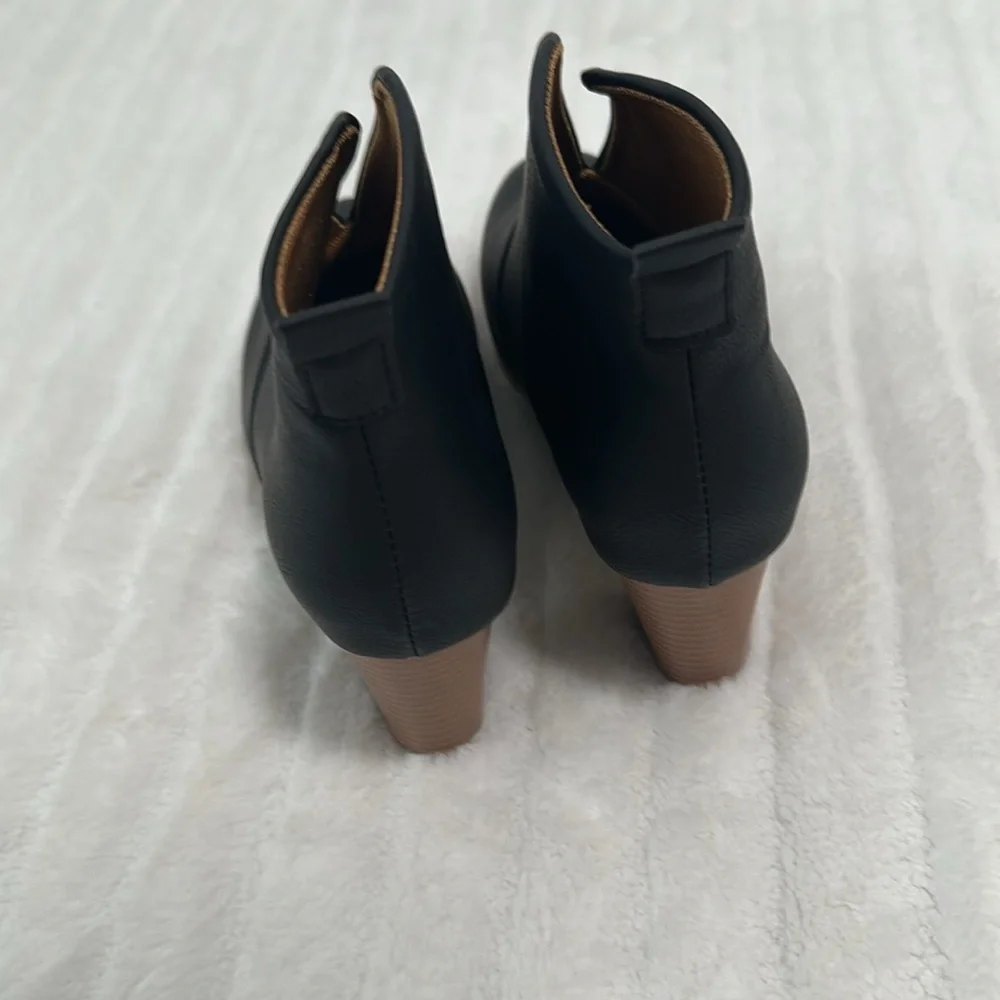 🦆 NWOT Amazon Bootie